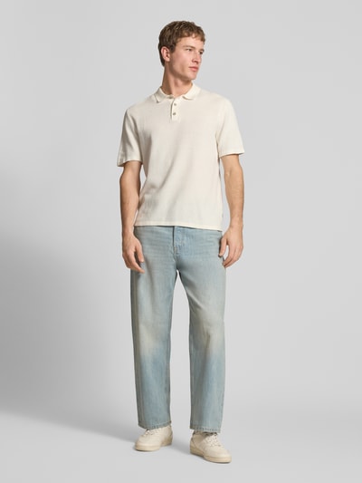 Männermodel trägt Regular Fit Poloshirt mit Strukturmuster Modell 'GEORGE' von Jack & Jones, Baumwoll-Mix, Knopfleiste, Ganzkörperansicht von vorne.