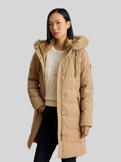 Frauenmodel trägt Regular Fit Daunenmantel mit Besatz aus Webpelz von Lauren Ralph Lauren in Beige mit Webpelzdetails, Ganzkörperansicht von vorne. Damen Daunenmantel von Lauren Ralph Lauren.