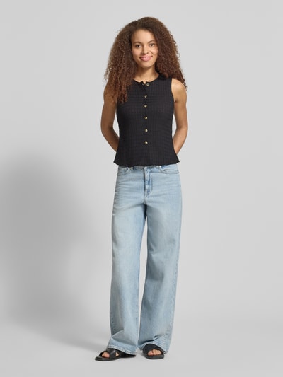 Frauenmodel trägt Slim Fit Weste mit Seersucker-Struktur Modell 'ILSE' von Only in Schwarz, unifarben, Ganzkörperansicht von vorne.