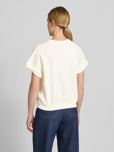 Kobiece modelka nosi Regular Fit Sweatshirt mit Polo Bear Print von Polo Ralph Lauren, kremowy kolor, bawełniany materiał, gładki wzór, krój regular fit, okrągły dekolt, raglanowe rękawy, widok całej sylwetki z tyłu.