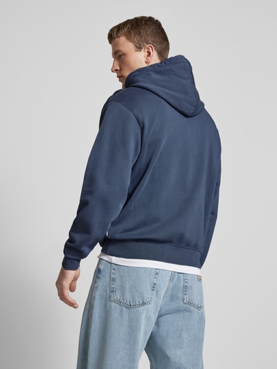 Jack & Jones Bluza z kapturem i kieszenią kangurką model ‘CHARGE FADED’ Jeansowy niebieski 5