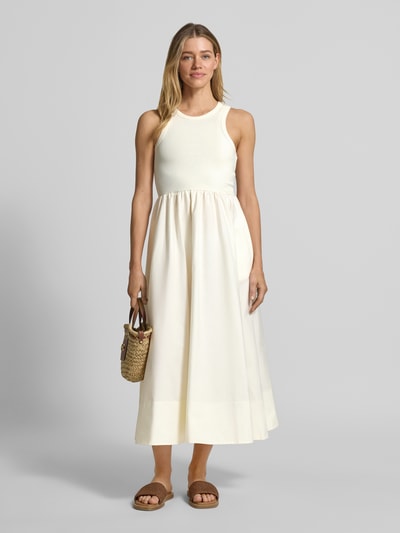 Vrouwenmodel draagt Midikleid mit Rundhalsausschnitt Modell 'MIRI' van YAS, katoen-elastaan mix, A-lijn, crèmewit, volledig aanzicht voorkant.