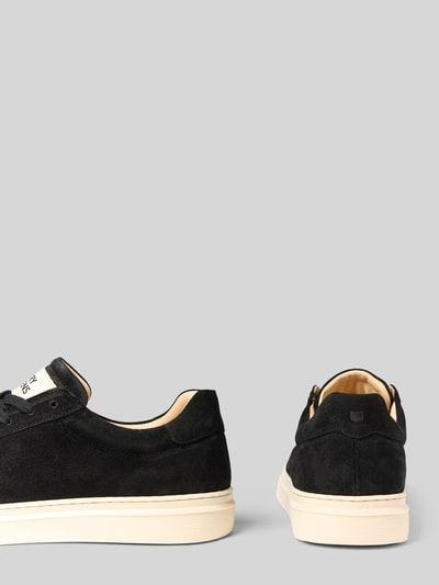 Produktfoto, Sneaker aus echtem Leder Modell 'Travis' von Henry Stevens, schwarzes Obermaterial, abgerundete Form, weiß-beige Sohle, Logo-Patch sichtbar, Herren Sneaker mit 3 cm Absatz, Schafthöhe 8 cm, Schaftweite 10 cm, neutraler Hintergrund.