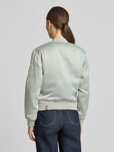 Männermodel trägt Regular Fit Bomberjacke mit Stehkragen Modell 'Beth' von khujo, elastyczna mieszanka materiałów, wpuszczane kieszenie, stójka, zamek błyskawiczny, zakończenia rękawów elastyczne, krój regular fit, długość tyłu w rozmiarze S: 54 cm, szerokość ramion w rozmiarze S: 46 cm, szerokość klatki piersiowej w rozmiarze S: 47 cm, długość rękawów w rozmiarze S: 58 cm, jasnoszara, matowa tekstura, prosty krój, całkowity widok z tyłu