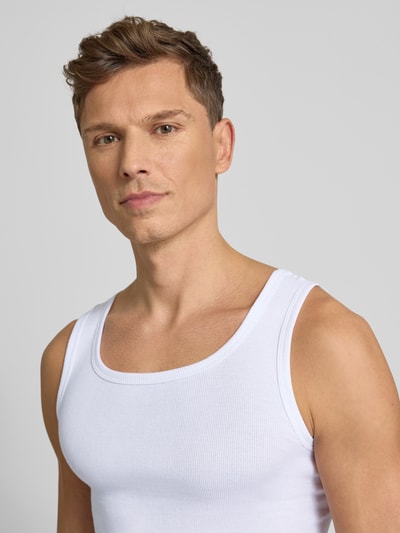 Männermodel trägt Tanktop aus reiner Baumwolle im 2er-Pack von TOM TAILOR mit feiner Rippenstruktur, Rundhalsausschnitt, schmaler Schnitt, Nahaufnahme Oberkörper.
