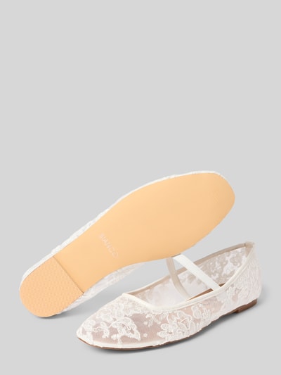 Produktfoto, Ballerina mit floraler Lochstickerei von BIANCO, weiß, abgerundete Spitze, Riemchen, glatte Sohle, flacher Absatz, florales Muster, Absatzhöhe 1 cm, Schafthöhe 7 cm, Schaftweite 21 cm