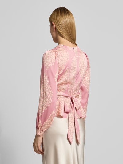 Frauenmodel trägt Regular Fit Wickelbluse mit Bindegürtel von Neo Noir aus rosa satyna mit Muster, dekolt w serek, długość tyłu 54 cm, długość rękawów 64 cm, krój regular fit, wiązany pasek, Ganzkörperansicht Rückansicht