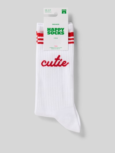Produktfoto, Socken aus Baumwoll-Mix Modell 'Cutie' von Happy Socks, weiß mit roten Streifen und Schriftzug, gerippte Struktur, Label-Detail