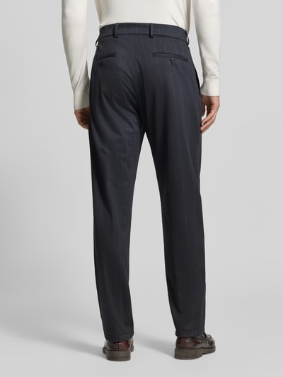 Mannelijk model draagt Anzughose im Allover-Look Model 'Ole' van CG – CLUB of GENTS in donker met materiaalmix met viscose, regular fit, achterzakken, all-over look, bandwijdte maat 50: 49 cm, binnenbeenlengte maat 50: 65 cm, volledige lichaamsweergave achteraan.