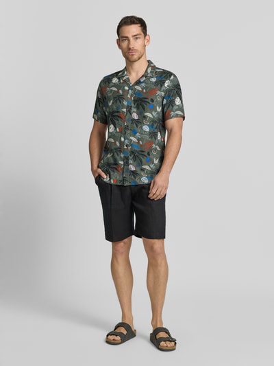 Männermodel trägt Regular Fit Freizeithemd aus reiner Viskose von Tom Tailor mit Optik:Allover-Muster, grafisch, Ganzkörperansicht von vorne.