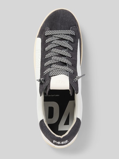 Produktfoto, Sneaker aus echtem Leder Modell 'John' von P448 in Schwarz und Weiß, Schnürverschluss, abgerundete Passform, Logo-Detail, Absatzhöhe 2 cm, Schafthöhe 8 cm, Schaftweite 9 cm, Struktur-Mix aus Glattleder und Textil.