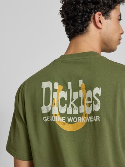Männermodel trägt Herren T-Shirt mit Logo Modell 'VERNAL' von Dickies, Reine Baumwolle, Relaxed-Fit, Rundhalsausschnitt, Rückenlänge 74 cm, Nahaufnahme Rückansicht.