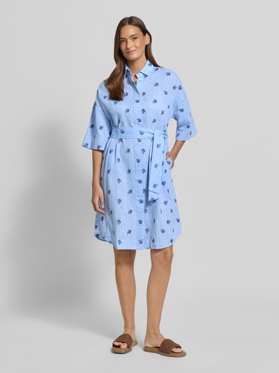 Frauenmodel trägt knielanges Hemdblusenkleid mit Bindegürtel Modell 'DERBY' von 0039 Italy, Leinen-Baumwoll-Mix, ganzkörperansicht von vorne.