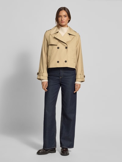 Frauenmodel trägt Regular Fit Jacke mit Viskose-Anteil Modell 'EPARZA' von ICHI, beige, doppelte Knopfleiste, Umlegekragen, Ganzkörperansicht von vorne.