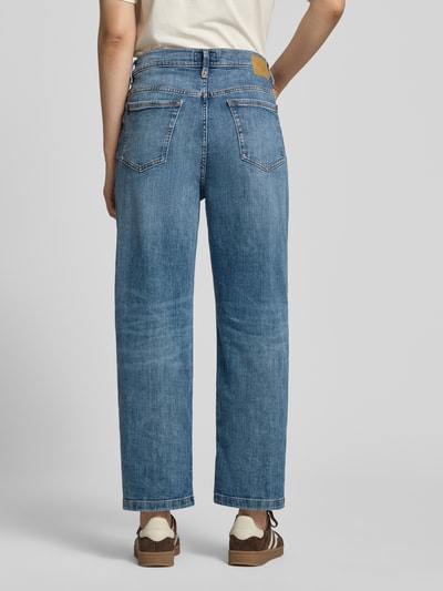 Vrouwenmodel draagt jeans met steekzakken model 'FLOWN' van Drykorn, mix van katoen en elastaan, relaxed fit, binnenbeenlengte 66 cm, bandwijdte 40 cm, dames jeans, geheel van achteren