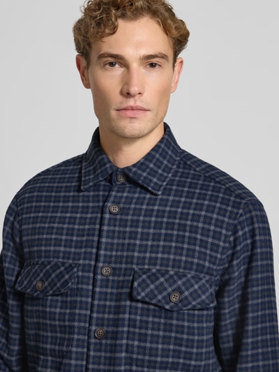 Männermodel trägt Regular Fit Overshirt mit Karo-Muster von Christian Berg Men, blaue und graue Farben, Nahaufnahme Oberkörper.