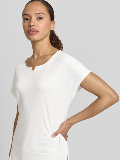 Frauenmodel trägt Regular Fit T-Shirt aus Modal-Mix von Tom Tailor in Weiß, glatte Struktur, Damen T-Shirt, Nahaufnahme Oberkörper.