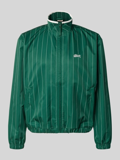 Produktfoto, Jacke mit Streifenmuster und Reißverschluss von BLKVIS in Grün mit weißen Streifen, Stehkragen, Regular Fit, glatte Textur.