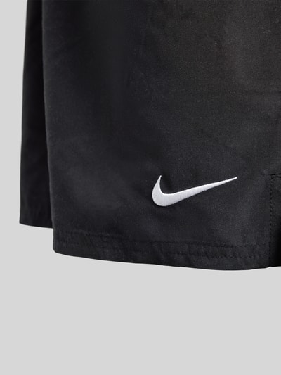 Produktfoto, spodenki kąpielowe z wyhaftowanym logo i wpuszczanymi kieszeniami Badeshorts mit Logo-Stitching und Eingrifftaschen von Nike, czarny kolor, krój relaxed fit, tekstura gładka