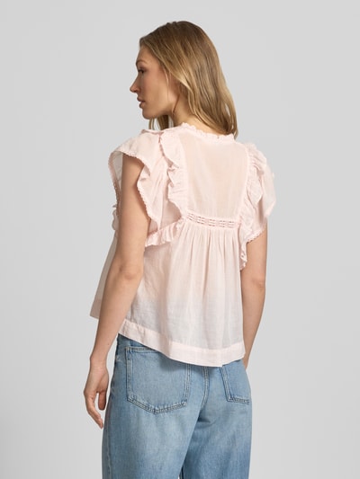 Frauenmodel trägt Bluse mit Volants Modell 'Jayla' von Neo Noir aus Reine Baumwolle, Gerader-Schnitt, Tunikakragen, Rückenlänge 56 cm, Ganzkörperansicht Rückansicht.