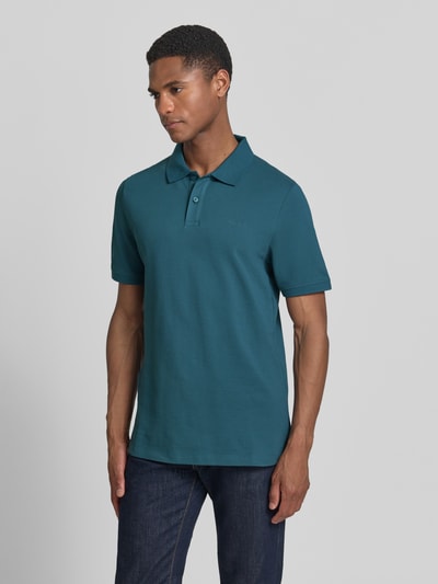 Męski model nosi Regular Fit Poloshirt aus reiner Baumwolle od s.Oliver RED LABEL, gładki, krótkie rękawy, pikowana bawełna, ujęcie całej sylwetki z przodu.