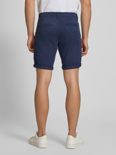 Männermodel trägt Regular Fit Shorts mit Eingrifftaschen Modell 'BOWIE' von Jack & Jones in Dunkelblau, Baumwoll-Elasthan-Mix, Ganzkörperansicht Rückansicht.