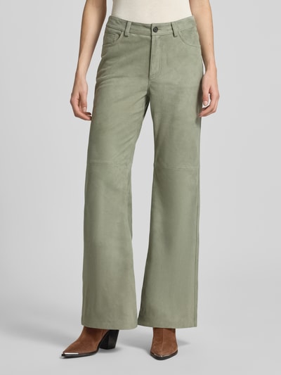 Frauenmodel trägt Regular Fit Lederhose aus echtem Ziegenleder von Marc O'Polo, kolor zielony, imitacja skóry welurowej, krój regular fit, szlufki na pasek, zapięcie na guzik i zamek błyskawiczny, 5 kieszeni, wykończenie materiału: kozia skóra welurowa, materiał: czysta kozia skóra; ganzkörperansicht von vorne