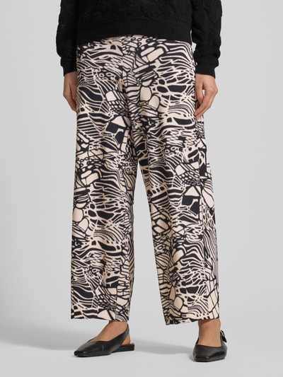 Frauenmodel trägt Relaxed Fit Stoffhose mit Allover-Print Modell 'Sally' von Raffaello Rossi, Elastischer-Material-Mix, Logo-Detail, Nahaufnahme Unterkörper, Vorderansicht.
