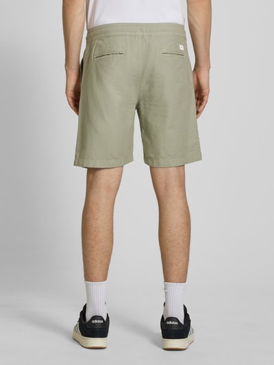 Männermodel trägt Relaxed Fit Chinoshorts aus Baumwoll-Leinen-Mix von Pepe Jeans, Optik: Unifarben, Label-Patch, Paspeltaschen, Ganzkörperansicht Rückansicht