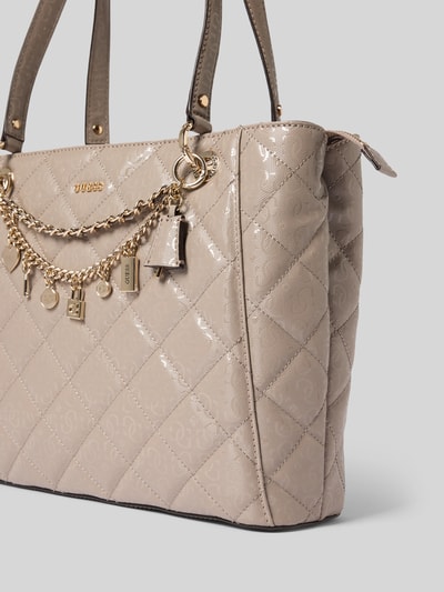 Produktfoto, Umhängetasche mit Ketten-Detail Modell 'LIBBY NOEL TOTE' von Guess, lakierte beige Farbe, Steppmuster, Szerokość w rozmiarze 34 cm, długość 26 cm, głębokość 11 cm, długość paska na ramię 58 cm, detal z logo marki, tekstura błyszcząca
