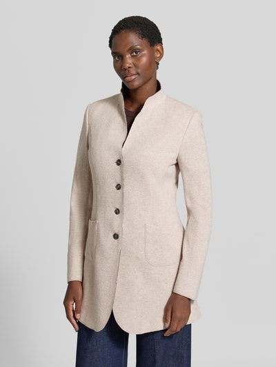 Frauenmodel trägt Mantel mit Woll-Mix von White Label in Beige, taillierte Passform, Stehkragen, seitliche Eingrifftaschen, Ganzkörperansicht von vorne.