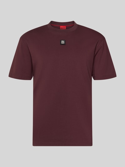 Produktfoto, Regular Fit T-Shirt aus reiner Baumwolle Modell 'DALILE' van HUGO in effen bordeauxrood met label patch, ronde hals, korte mouwen.