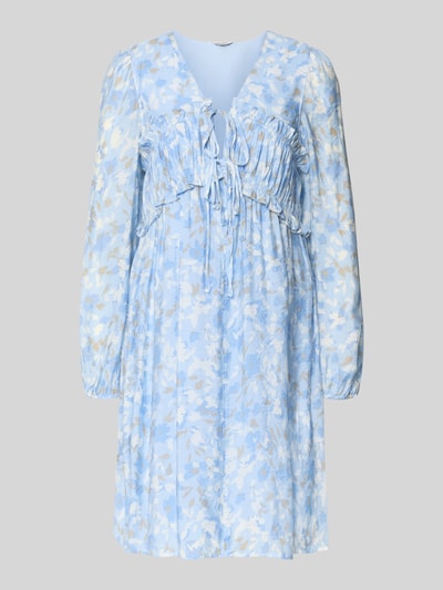 Productfoto, knielange dames jurk van viscosemix model 'Pipiana' van mbyM met getailleerde pasvorm, all-over bloemenprint, met lange mouwen, met ruches, V-hals, elastische mouwboorden, lichtblauwe en witte tinten, fijne soepele textuur