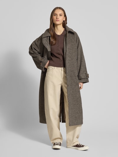 Frauenmodel trägt Strickjacke aus Viskose-Mix Modell 'SHYLA' von Noisy May, lockere Passform, Umlegekragen, braun, Nahaufnahme Oberkörper.