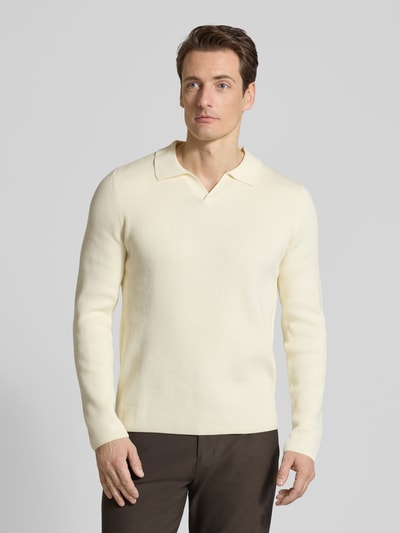 Männermodel trägt Relaxed Fit Strickpullover in Ripp-Optik von Lindbergh, Baumwoll-Mix, Polokragen, V-Ausschnitt, Ganzkörperansicht von vorne.