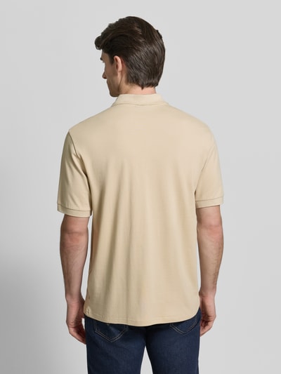 Männermodel trägt Regular Fit Poloshirt mit Knopfleiste von ARMANI EXCHANGE aus Baumwoll-Elasthan-Mix in Beige, Rückenlänge 70 cm, Rückenansicht.