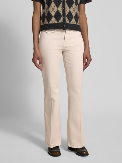 Frauenmodel trägt Flared Fit Jeans mit Pattentaschen Modell 'Fabienne' von Cambio aus elastischem Baumwoll-Mix in Creme, Ganzkörperansicht von vorne.