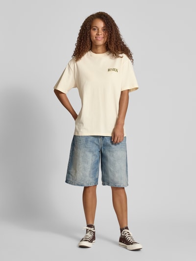 Review T-shirt o kroju oversized z nadrukiem z logo Złamany biały 1