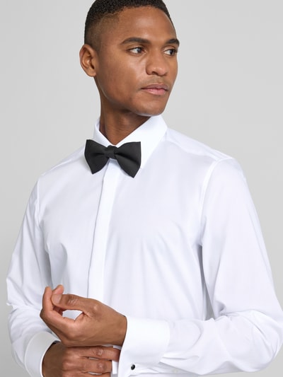 Männermodel trägt Slim Fit Smokinghemd aus Baumwolle mit Stretch-Anteil von OLYMP, Optik: Unifarben, Nahaufnahme Oberkörper.