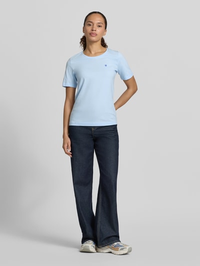Frauenmodel trägt Damen T-Shirt mit Motiv-Stitching und Rundhalsausschnitt von Christian Berg Woman in Hellblau, Reine Baumwolle, Regular-Fit, Rückenlänge bei Größe S 59 cm, Ganzkörperansicht von vorne.