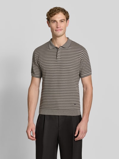 Männermodel trägt Regular Fit Poloshirt aus Woll-Mix von Emporio Armani, Feinstrick, Polokragen, kurzärmeliges Design, Ganzkörperansicht von vorne.