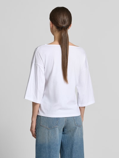 Frauenmodel trägt Shirt mit U-Boot-Ausschnitt Modell 'Dajana' von GUIDO MARIA KRETSCHMER WOMAN aus reiner Baumwolle, taillierter Schnitt, 3/4-Arm, Raffung, Rückenlänge bei Größe 36: 56 cm, weiße Farbe, glatte Textur, Ganzkörperansicht Rückansicht.