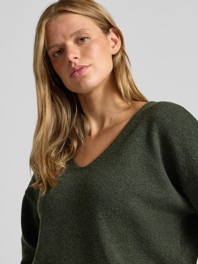 Vrouwenmodel draagt Relaxed Fit Pullover met v-hals van ONLY in donkergroen, gemêleerde textuur, Dames pullover, Nahaufnahme bovenlichaam.