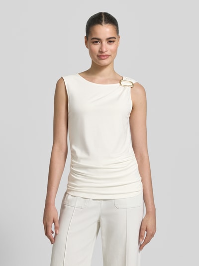 Frauenmodel trägt Trägertop aus Viskose-Mix mit Drapierungen von Jake*s Collection in Creme, Slim-Fit, Rundhalsausschnitt, Ganzkörperansicht von vorne. Rückenlänge 60 cm bei Größe 38, Stretch-Anteil, dezente Struktur.