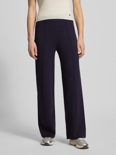 Frauenmodel trägt Lounge-Hose mit Längsnähten und elastischem Bund von comma, dunkler Viskose-Mix, Relaxed Fit, Ganzkörperansicht von vorne.