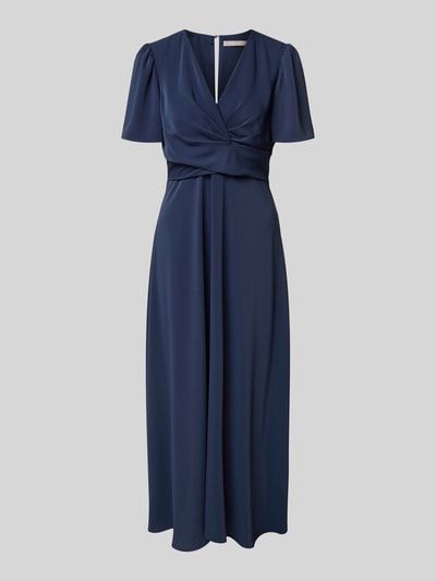 Produktfoto, Cocktailkleid mit V-Ausschnitt von Christian Berg Cocktail in dunklem Blau, A-Linie, Midilänge, Knotendetail, leicht glänzende Oberfläche, glatter Stoff, sichtbar strukturierte Nähte, elegante Schlichtheit, für Damen, Rückenlänge 128 cm, Brustweite 40 cm, Ärmellänge 26 cm.