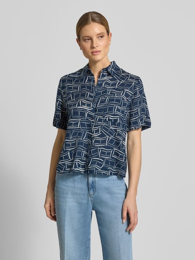Frauenmodel trägt Loose Fit Leinenbluse mit Brusttasche von Tommy Hilfiger, Optik:Allover-Muster, Kurzarm, reines Leinen, Ganzkörperansicht von vorne.