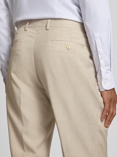 Männermodel trägt Hose mit Bügelfalten und Gesäßtaschen von MCNEAL im Regular-Fit aus Material-Mix mit Leinen-Anteil, Nahaufnahme Rückansicht.