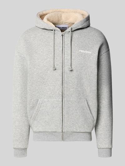 Produktfoto, Regular Fit Sweatjacke aus Baumwoll-Mix mit Teddyfutter von REVIEW in Hellgrau, Logo-Detail, Känguru-Tasche, elastische Abschlüsse