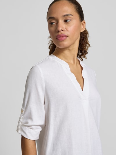 Frauenmodel trägt Relaxed Fit Tunika aus Leinen-Viskose-Mix von s.Oliver RED LABEL in Unifarbe mit V-Ausschnitt und 3/4-Ärmeln, Nahaufnahme Oberkörper.